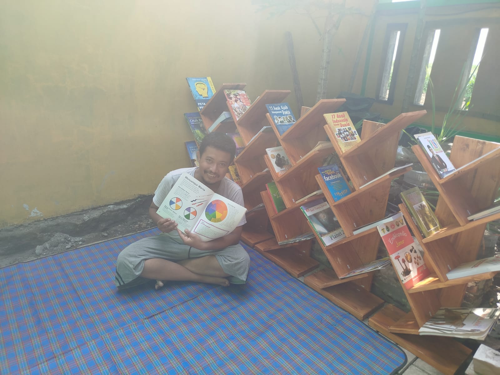 Yan Surachman Perpus Jejak Zaman Komunitas Jejak Zaman Pendekatan Gallery Library Archiev Museum