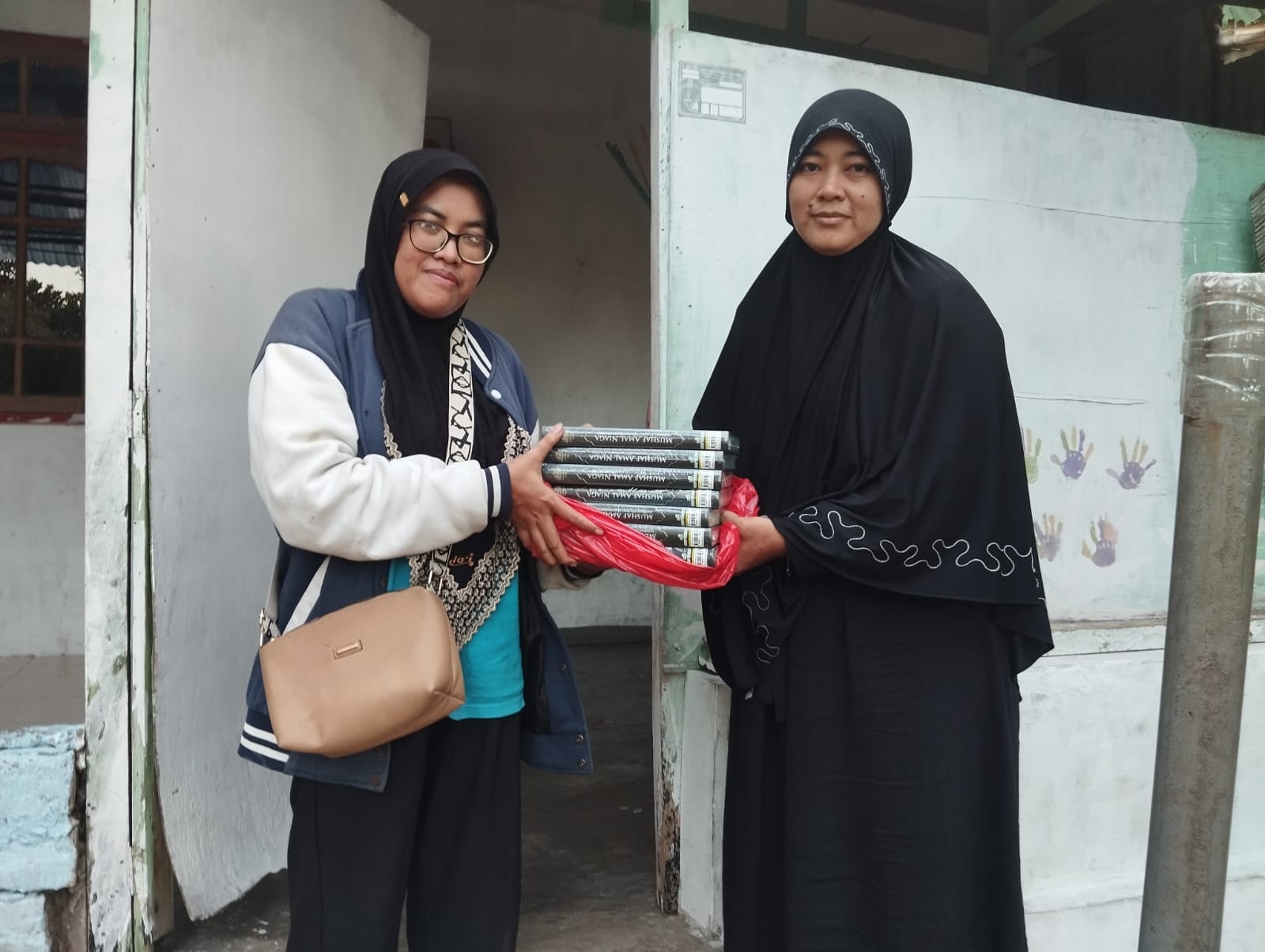 Donasi Al-Qur'an Dari Bapak Iswahyudiharto Diterima TPQ Al-Ikhlas Delang