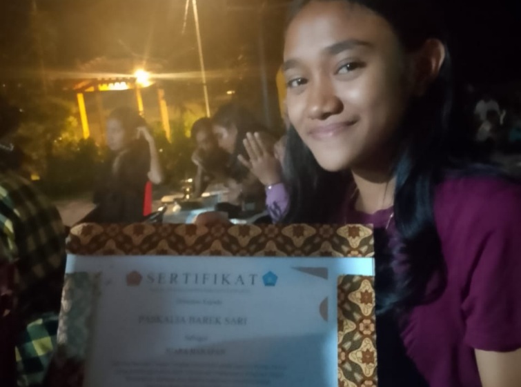 Paskalia Barek Sari Juara Harapan Menulis Cerpen yang diselenggarakan IKTL Larantuka