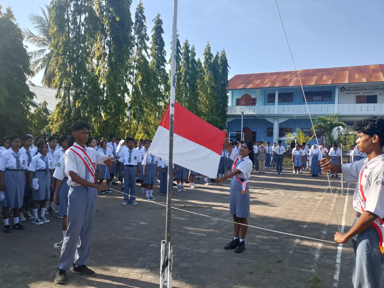 Paskibra kembar smk sura dewa larantuka