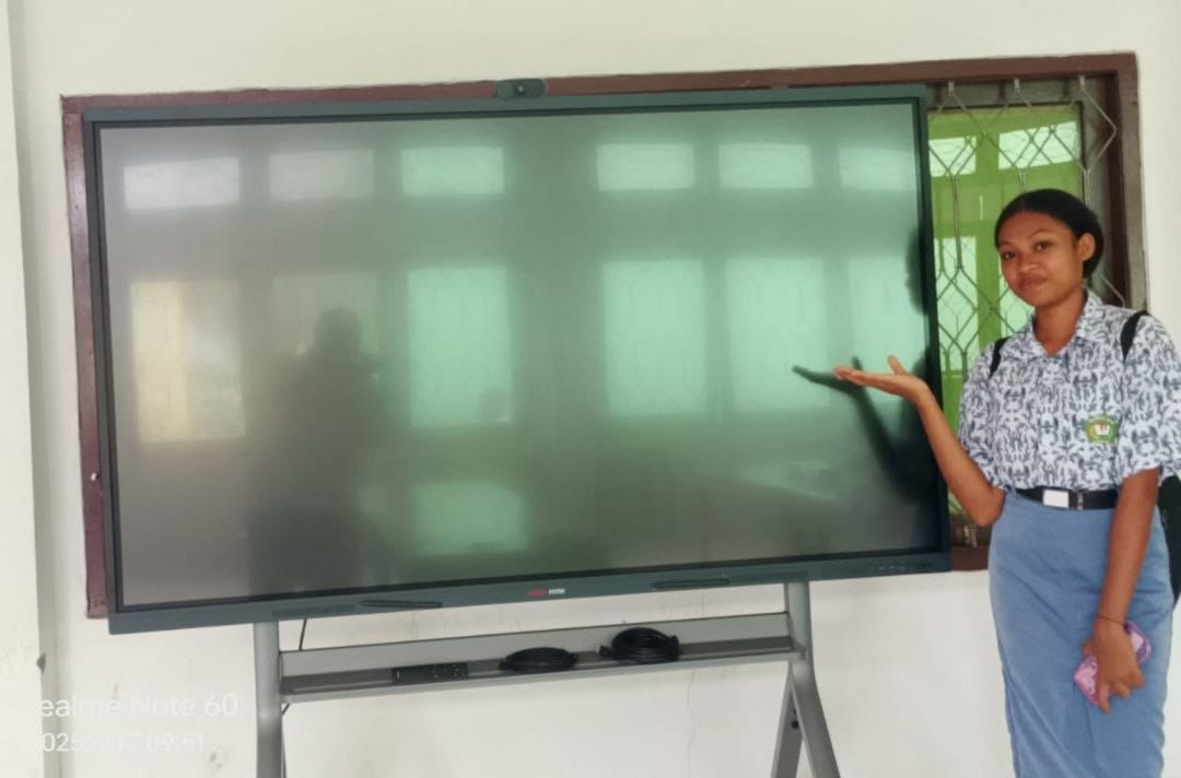 Bergita Delwi, siswa SMK Sura Dewa, soroti pentingnya Smartboard untuk belajar anatomi keperawatan secara visual dan interaktif di Larantuka.