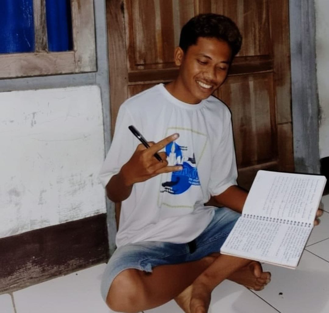 Laurensius Buton, SMK Sura Dewa, Smartboard, Inovasi Pendidikan, Teknologi Kelas, Belajar Digital, Masalah Smartboard, Siswa SMK