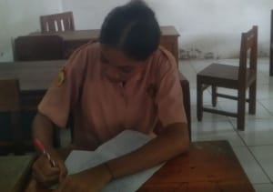 engolahan sampah bijak, kreativitas sampah, SMK Sura Dewa Larantuka, Bergita Delwi Balawala, limbah organik, ekonomi kreatif Flores, daur ulang sampah, inovasi pelajar