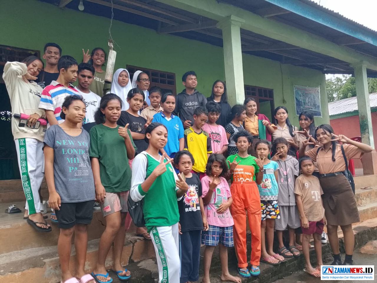 SMK Sura Dewa Larantuka, OSIS Sura Dewa, Panti Asuhan Larantuka, Aksi Sosial Pelajar, Kepedulian Sesama, Flores Timur, Sembako Panti, Karakter Siswa