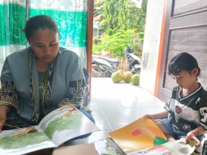 TBM Lautan Ilmu, Flores Timur, TBM Nara Eban, Anjelina Tukan, Pinjam Gulir Buku, Literasi Anak, ZamanNews.id, Taman Bacaan Masyarakat, Buku Jenjang A, Koleksi Buku