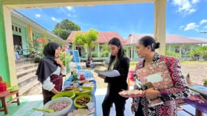 SMK Sura Dewa Larantuka, Ujian Praktik Mulok, Kuliner Lokal, Jagung Titi, Tradisi Larantuka, Pendidikan Berbasis Budaya, Maria Magdalena Ina Tokan, Pakaian Daerah