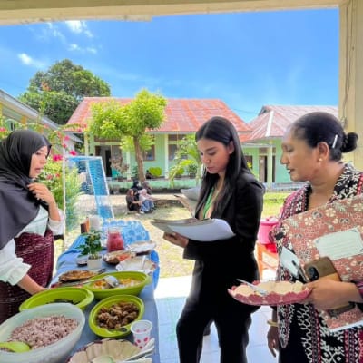 SMK Sura Dewa Larantuka, Ujian Praktik Mulok, Kuliner Lokal, Jagung Titi, Tradisi Larantuka, Pendidikan Berbasis Budaya, Maria Magdalena Ina Tokan, Pakaian Daerah