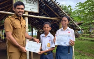 Guru La Ode Yusman, Maria Aryeti Da Rosa Tukan, Petrus Dawa Balun, SMP Negeri 2 Larantuka, Komunitas Jejak Zaman, FTBM Flores Timur, Lomba Menulis, Pondok Baca